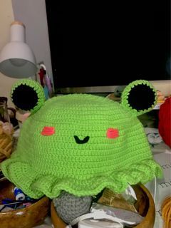 Crochet frog bucket hat