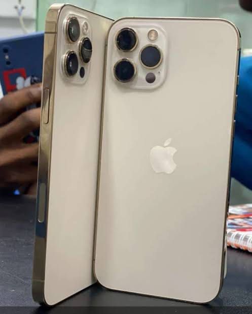 Iphone 12 promax 256gb gold (Category: iPhone 12 Series) located in Manila. Submitted by MsHollywood_Goodfinds99 (Listing ID 1292593689, Image 1). Description: Globe locked. 256gb. Good as new. No issues, never been opened. 81% battery health. Meet up only..