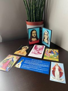 “Jesus and Mary” Reverse Glass Painting Dyptich (Lot of Devotional Items)