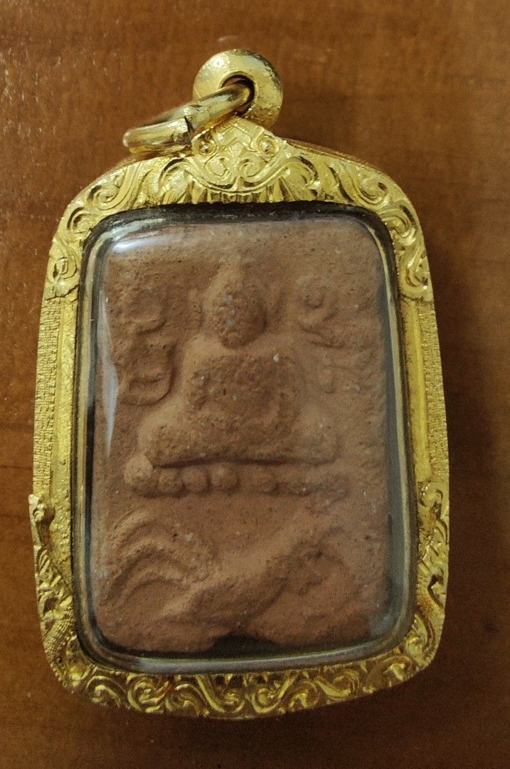 Lp parn (Category: Religious Items) located in Singapore. Submitted by suk_jai_thai_artefacts (Listing ID 1292506413, Image 1). Description: Monk: Lp parn Temple: Wat Bang nong Kho BE 2460 with smk and gold casing. https://m.youtube.com/watch?v=f7E9YTZr08k chicken is known for wealth fetching.