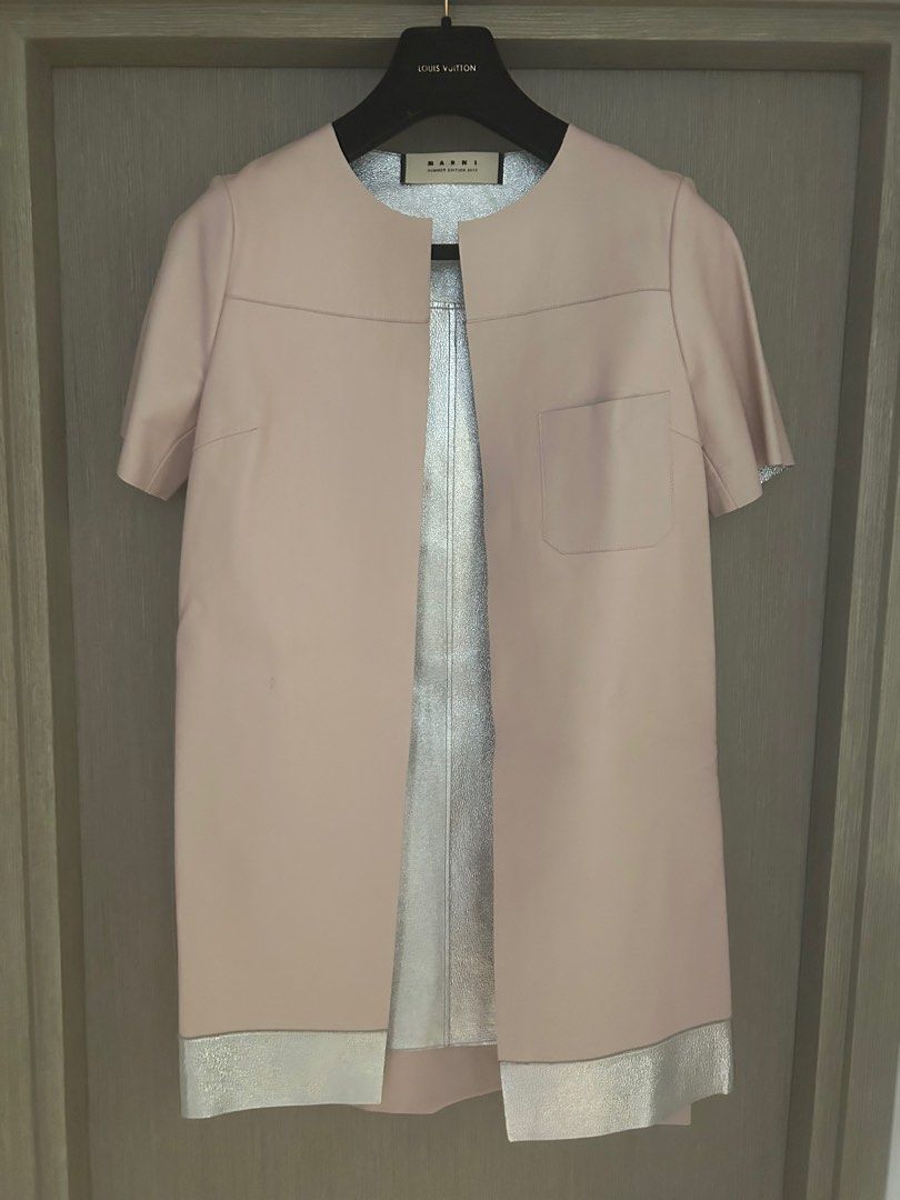 Marni leather Coat （分類：外套及戶外衣服）位於 Hong Kong。 由 honestlybb 提交（商品編號 1292534259，圖片 1）。簡介： 💯 real 香港正店買 No receipt 非誠勿擾 Summer Edition Size It40 不適合完美主義者。
