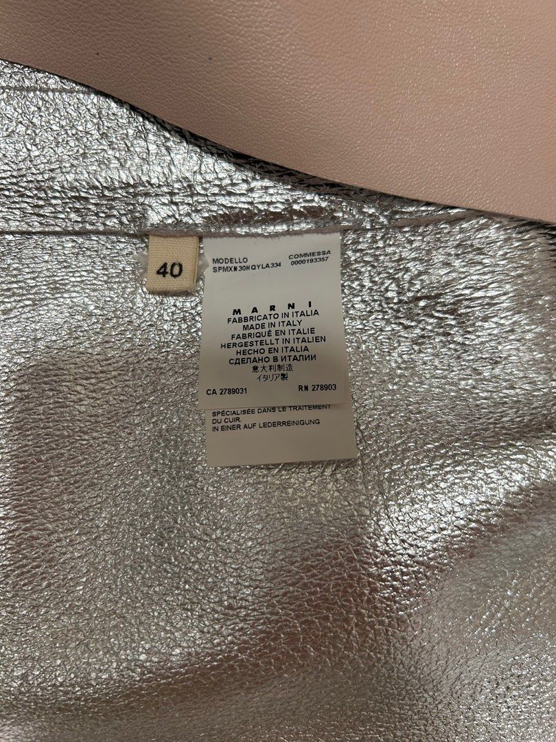 Marni leather Coat （分類：外套及戶外衣服）位於 Hong Kong。 由 honestlybb 提交（商品編號 1292534259，圖片 3）。簡介： 💯 real 香港正店買 No receipt 非誠勿擾 Summer Edition Size It40 不適合完美主義者。