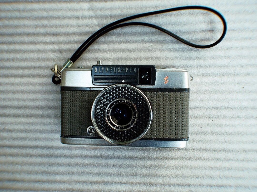 Olympus Pen EE s (Category: Cameras) located in Las Pinas. Submitted by film101 (Listing ID 1292454275, Image 1). Description: Olympus penEE s With handstraps *MECHANICAL CAMERa Aperture manual: working Meter :untested not working Shutter working Aperture snaps Film counter working Best for daytime shoots I'll PREFER!.