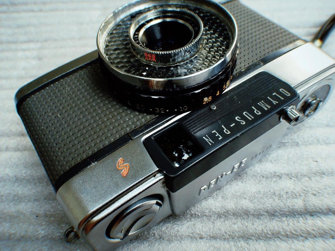 Olympus Pen EE s (Category: Cameras) located in Las Pinas. Submitted by film101 (Listing ID 1292454275, Image 2). Description: Olympus penEE s With handstraps *MECHANICAL CAMERa Aperture manual: working Meter :untested not working Shutter working Aperture snaps Film counter working Best for daytime shoots I'll PREFER!.