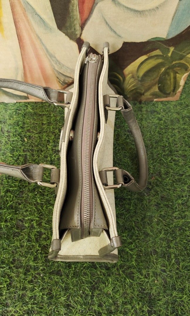 Original Louis Castel Leather Hand Bag (Category: Luxury Bags & Wallets) located in Santa Cruz. Submitted by retroflash (Listing ID 1292474119, Image 3). Description: minimal sign of usage only.
