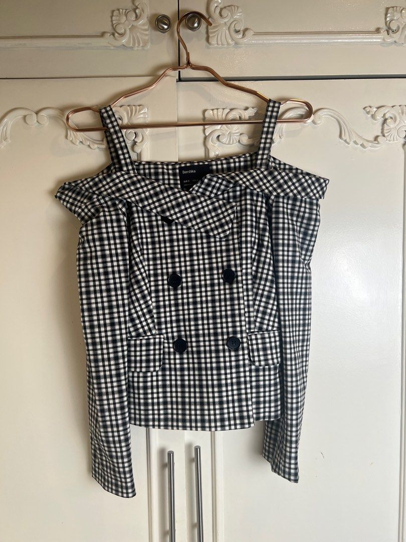 Plaid Bershka Off shoulder blazer (Category: Blouses) located in Quezon. Submitted by ellephant21 (Listing ID 1292478169, Image 1). Description: As is :).