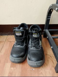 RUSHH!! FOR SALE!! SAFETY SHOES w/ METAL CASING INSIDE