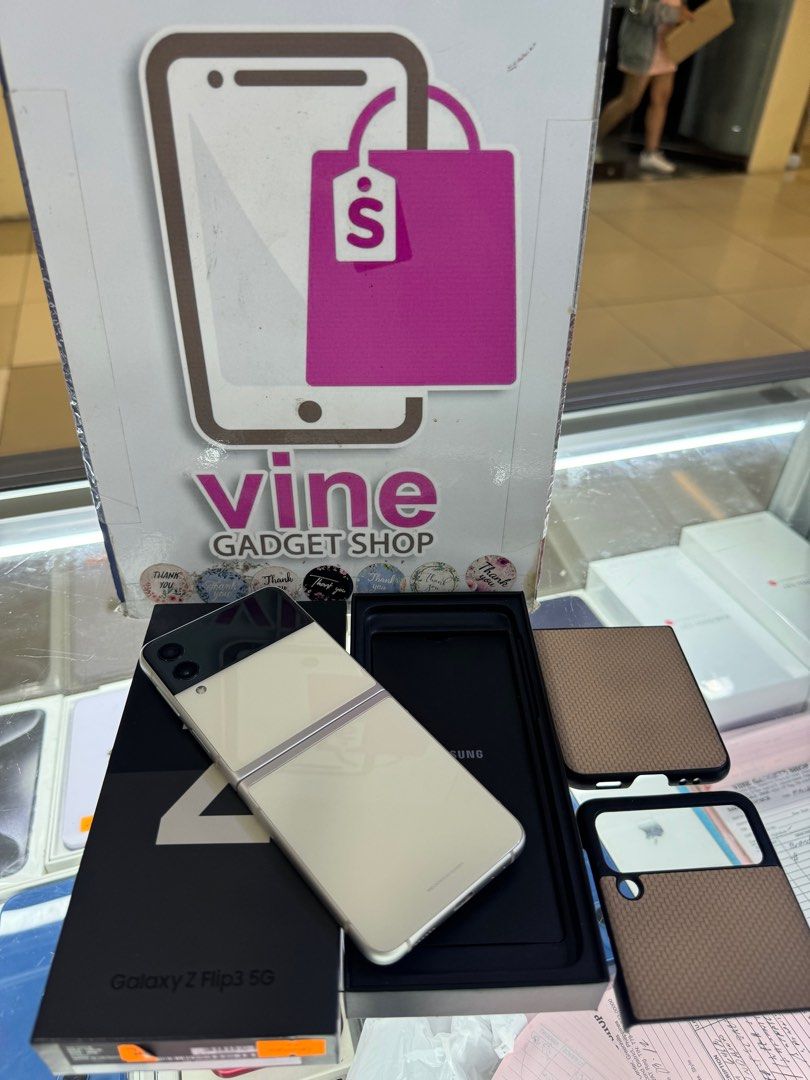 samsung flip 3 8/128gb 2ndhand (Category: Samsung) located in Cainta. Submitted by vine_gadget_shop (Listing ID 1292553698, Image 1). Description: samsung flip 3 8/128gb 2ndhand complete package my gracing sa flip nya see pictures hindi nakakaapekto sa performance check all u want pick up store greenhills shopping center we accept trade in we accepy credit card and ggives installment we do cod and door to door we ship nationwide for fast transact