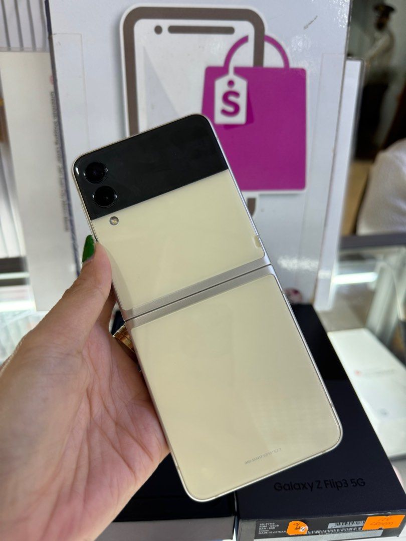 samsung flip 3 8/128gb 2ndhand (Category: Samsung) located in Cainta. Submitted by vine_gadget_shop (Listing ID 1292553698, Image 3). Description: samsung flip 3 8/128gb 2ndhand complete package my gracing sa flip nya see pictures hindi nakakaapekto sa performance check all u want pick up store greenhills shopping center we accept trade in we accepy credit card and ggives installment we do cod and door to door we ship nationwide for fast transact