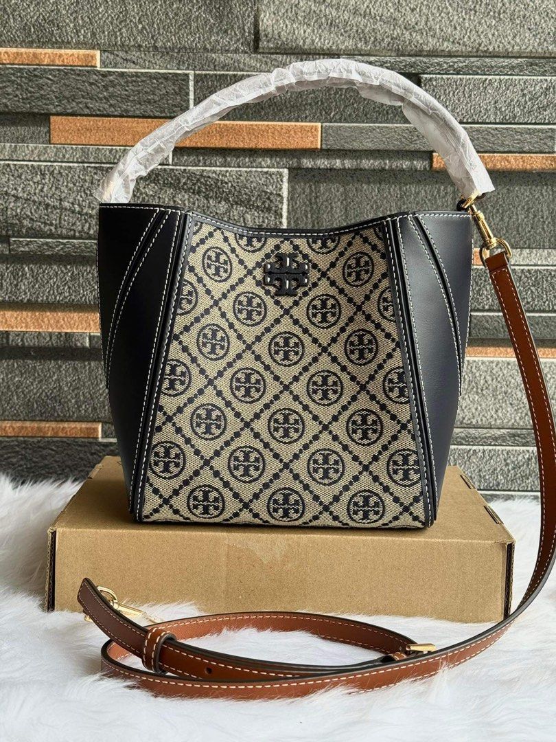 Tory bucket (Category: Luxury Bags & Wallets) located in Mandaluyong City. Submitted by stuffnmore (Listing ID 1292572967, Image 2). Description: Tory bucket Pinas onhand No inclusion Guaranteed original and new Approx dimensions Height 7.75” Width 5.5“ Length top 5.75” Length bottom 7”.