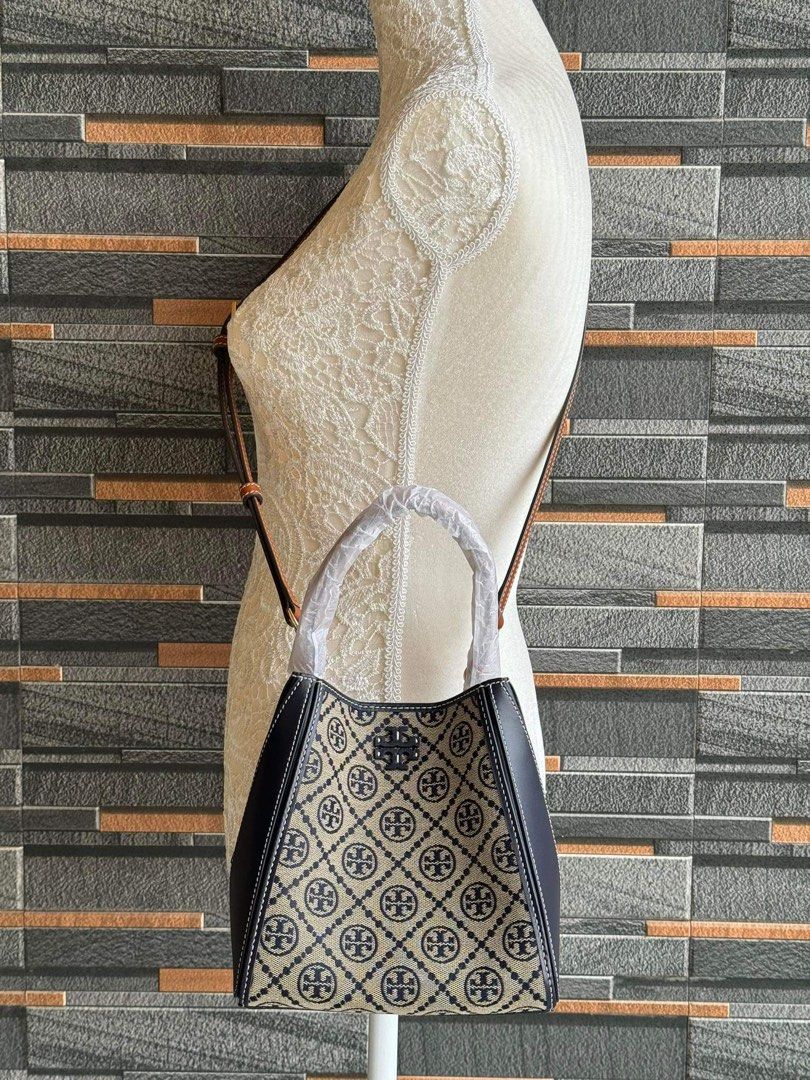 Tory bucket (Category: Luxury Bags & Wallets) located in Mandaluyong City. Submitted by stuffnmore (Listing ID 1292572967, Image 3). Description: Tory bucket Pinas onhand No inclusion Guaranteed original and new Approx dimensions Height 7.75” Width 5.5“ Length top 5.75” Length bottom 7”.