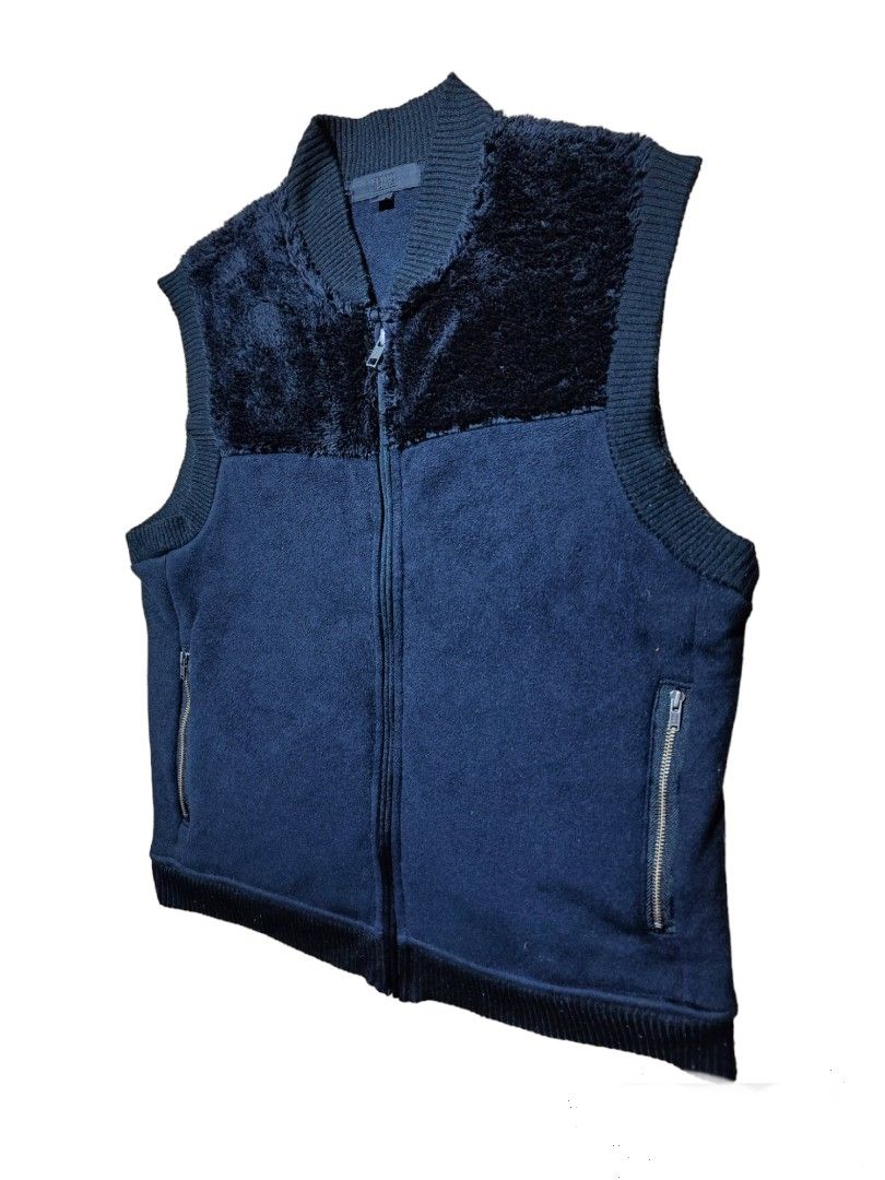 Uniqlo sleeveless jacket 2025