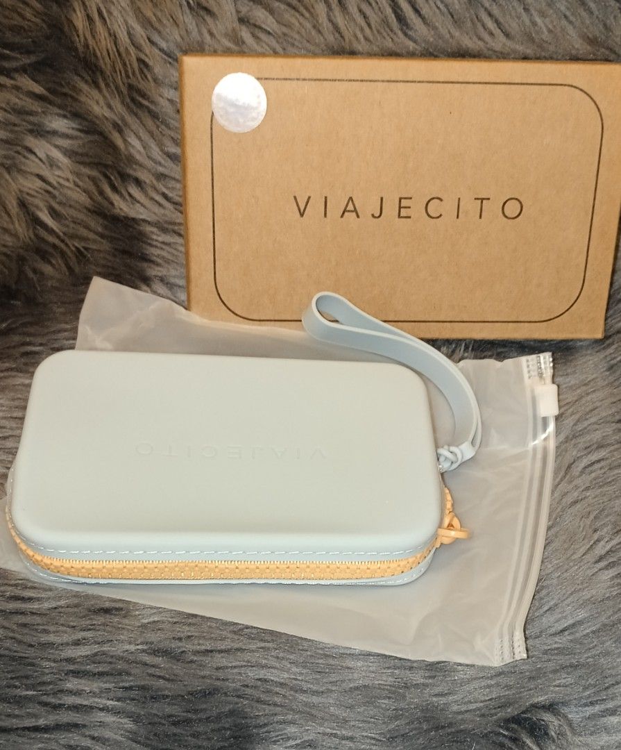 Viajecito Splashkit Mini (Category: Wallets & Card holders) located in Antipolo. Submitted by legoninos.legoninas (Listing ID 1286640767, Image 1). Description: perfect size for your cards, cash and other essentials. (L) 6in x (W) 1.4in x (H) 4in colors available: Black Hunter Green Terracotta Cool Papaya Smoke Blue Authentic and brand new..