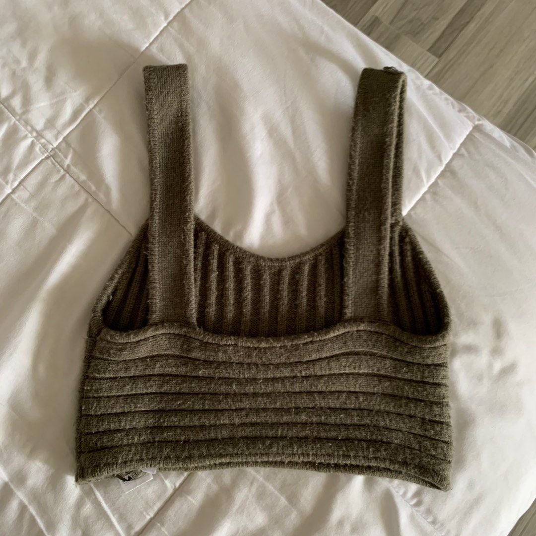 Zara Knit Cropped Top (Category: Longsleeves) located in Makati City. Submitted by 4635archives (Listing ID 1292484252, Image 2). Description: Zara Knit Olive Green Cropped Top Size S (fits S-semi M since it’s stretchy) So nice, perfect for the summer Rfs: decluttering Dm me for when worn pics.