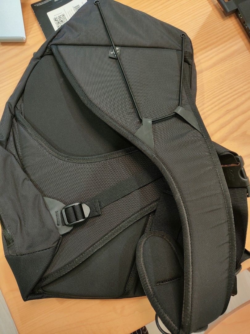 始祖鳥弓箭包 單肩包 斜跨包 ARC'TERYX quiver backpack, 他的時尚, 包, 背包在旋轉拍賣