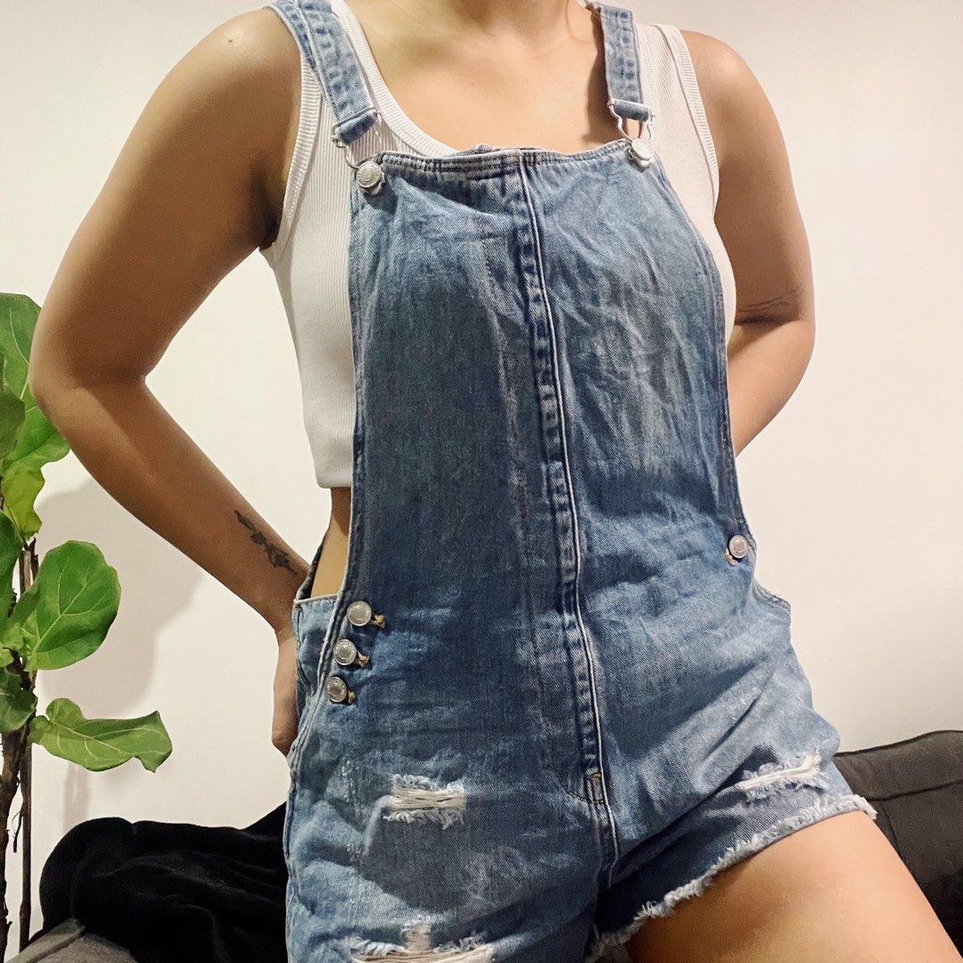 Cache Cache Denim Jumper (Category: Jumpsuits) located in Pasig City. Submitted by paaatch (Listing ID 1292758950, Image 1). Description: Decluttering Fits to XS-M Waistline 27-29.