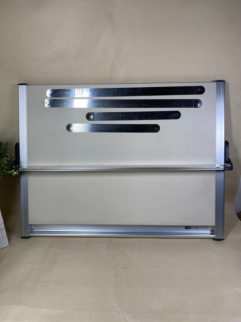 DRAPAS DRAWING BOARD (Category: Stationery & School Supplies) located in Quezon City. Submitted by madiscollectibles (Listing ID 1292797568, Image 3). Description: Size:70 cm x 50 cm Board Specification : Magnet Accessories: 4 magnetic plates.