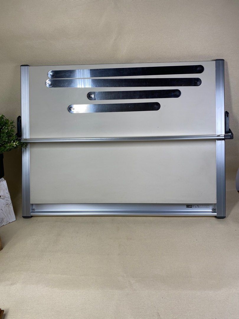 DRAPAS DRAWING BOARD (Category: Stationery & School Supplies) located in Quezon City. Submitted by madiscollectibles (Listing ID 1292797568, Image 1). Description: Size:70 cm x 50 cm Board Specification : Magnet Accessories: 4 magnetic plates.