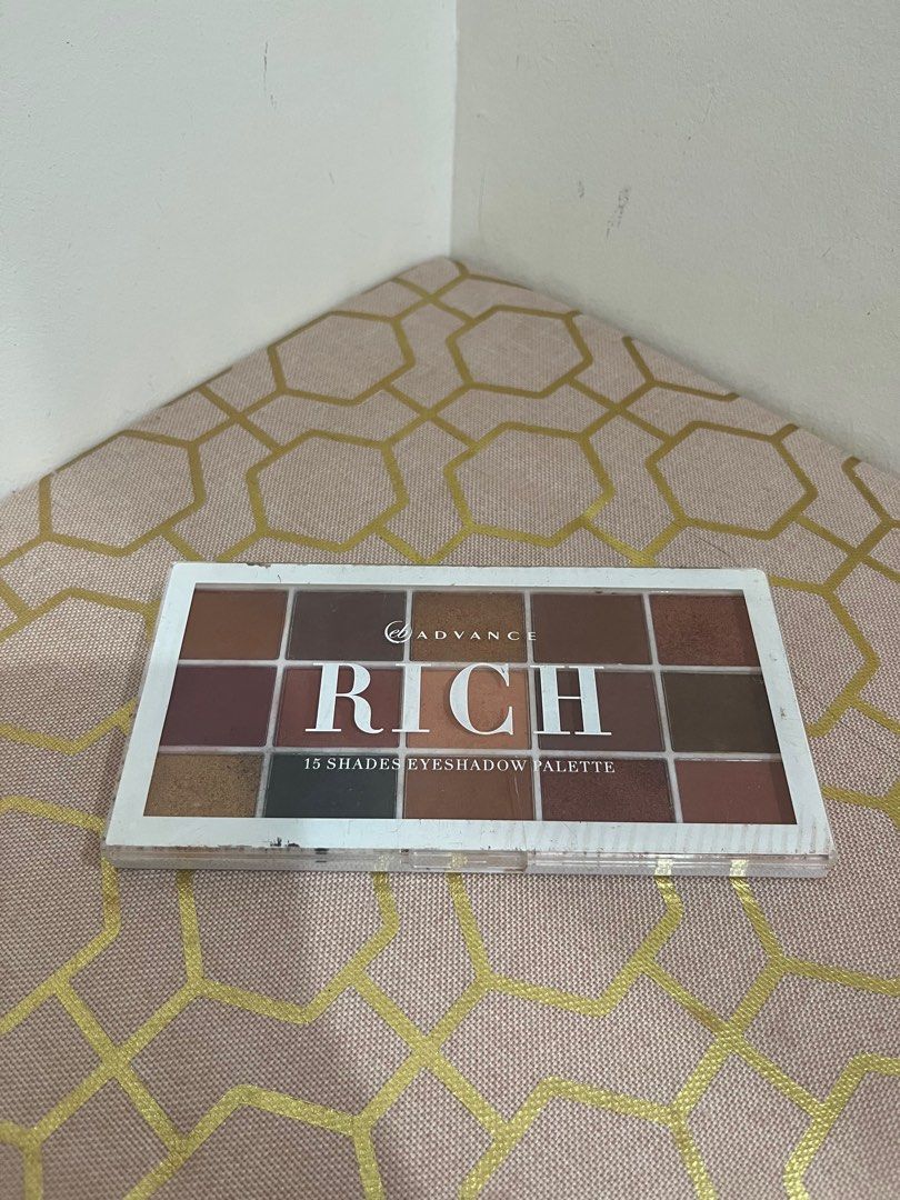 EB Advance Eyeshadow Palette ( R I C H ) (Category: Makeup) located in Bacoor. Submitted by fmifinds (Listing ID 1292785928, Image 3). Description: •Little chipping ( From the packaging ) •Good Condition ( Pigmented ) .