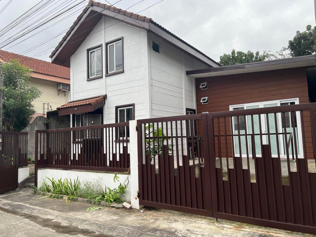 House for rent (Category: House & Lot) located in Bacoor. Submitted by titaniumrosegold (Listing ID 1292659703, Image 1). Description: Available for rent (kitchen renovated Feb 2024) Avida Sta Catalina Village ✅3 BR (all airconditioned room) ✅Air-conditioned Sala; with free use of sofa (if needed) ✅1 loft extension with vinyl flooring that can serve as storage area or additional sleeping area for 4 pax. ✅2 CR (full bathroom) with mirror and soft-