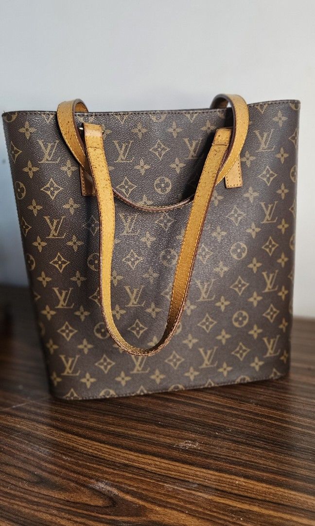 Lv (Category: Luxury Bags & Wallets) located in Bulacan. Submitted by ladybaggg (Listing ID 1292641496, Image 3). Description: -structured -sign of use in the handle.