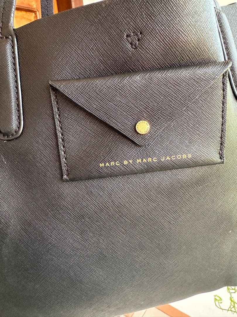 Marc Jacobs Tote Bag with pouch (Category: Luxury Bags & Wallets) located in Bombon. Submitted by cookiespreloveed (Listing ID 1292665842, Image 2). Description: Comes with a pouch Ykk zip with tags Signs of usage sa handle as shown sa last pic(rubber lining lang)d naman halata Project bag Nastock na sya .