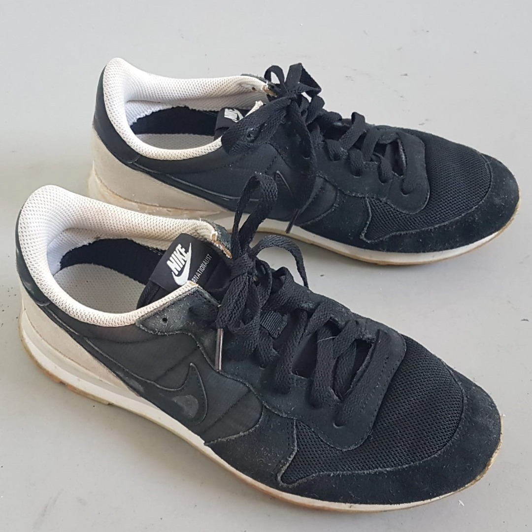 NIKE International Black Sneakers US 8.5 UK 7.5 EUR 42 Lightweight Running Shoes Sports Gear Original Designer Footwear Model Cultural Icon
