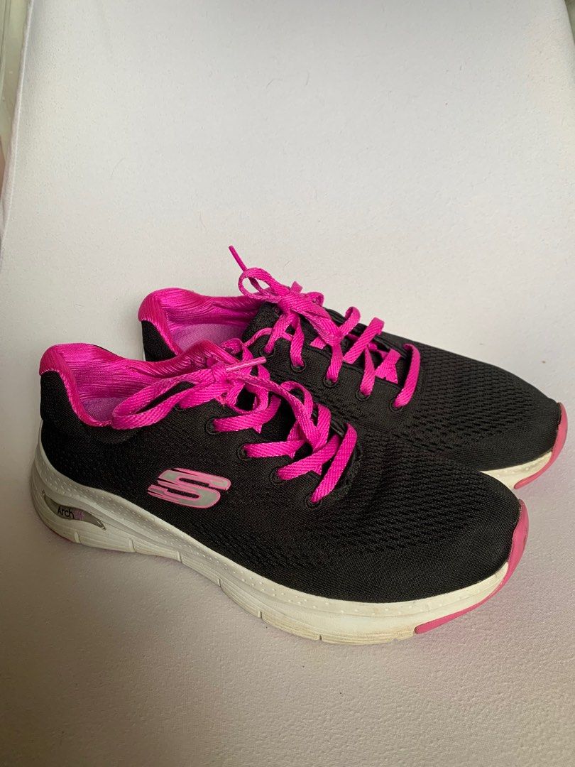 SKECHERS ARCHFIT (Category: Sneakers) located in Marikina City. Submitted by daze_studio_ (Listing ID 1292649200, Image 1). Description: Size: 24cm Good as new.. Bought in Australia Price negotiable.