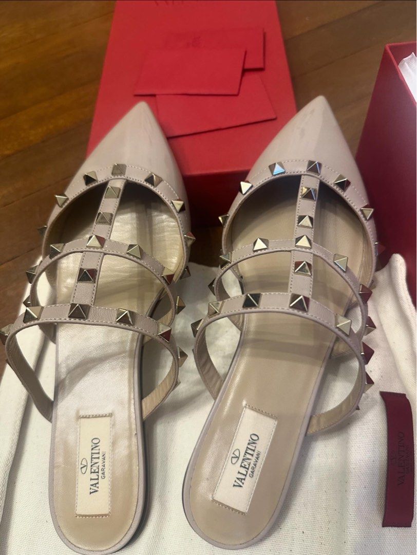 Valentino Rockstud Patent - Leather Mule (Category: Heels) located in San Pablo. Submitted by flohro (Listing ID 1292763380, Image 3). Description: - size 39 - Platinum-finish studs - Contrast poudre nappa leather straps - Heel height 5mm/0.2” - Made in Italy.