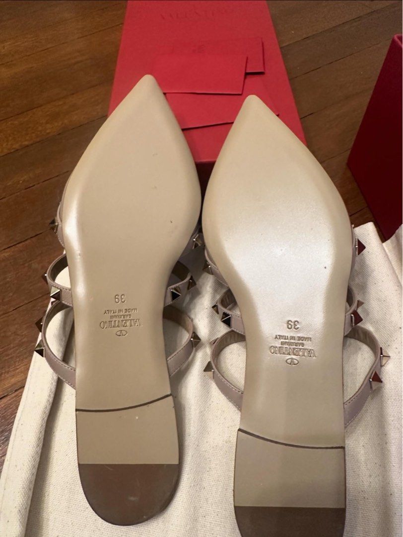 Valentino Rockstud Patent - Leather Mule (Category: Heels) located in San Pablo. Submitted by flohro (Listing ID 1292763380, Image 2). Description: - size 39 - Platinum-finish studs - Contrast poudre nappa leather straps - Heel height 5mm/0.2” - Made in Italy.