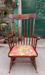 Vintage Type Windsor Design Rocking Chair, Good Condition
Branded from Japan, Pre-loved 
Materials: Solidwood, Upholstery Fabric/Foam
W
Size: 
Height ( Seat) - 16.5 inches
Height (Back Rest) - 39.5 inches 
Width - 17 / 21.25 inches 

Remarks:
* Goo