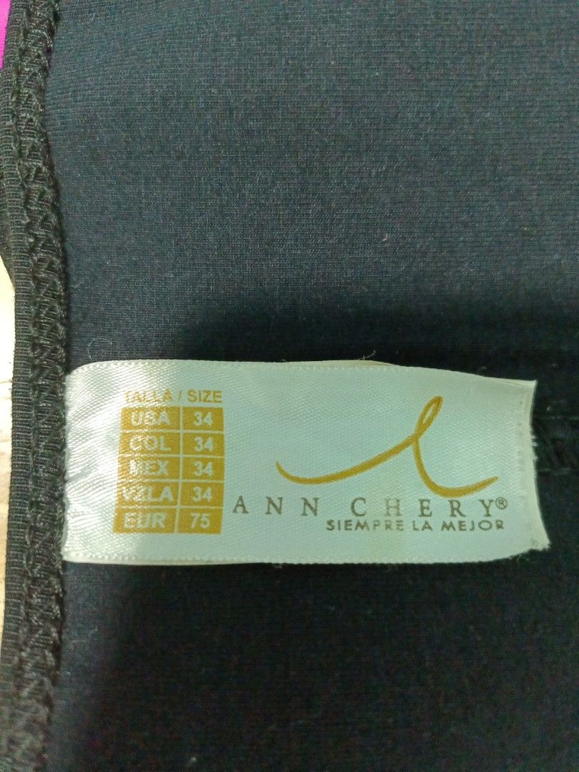 Waist trainer (Category: Activewear) located in Paranaque City. Submitted by conrich (Listing ID 1292778345, Image 2). Description: Refer to the second picture for size. Adjustable up to semi-L. Decluttering.