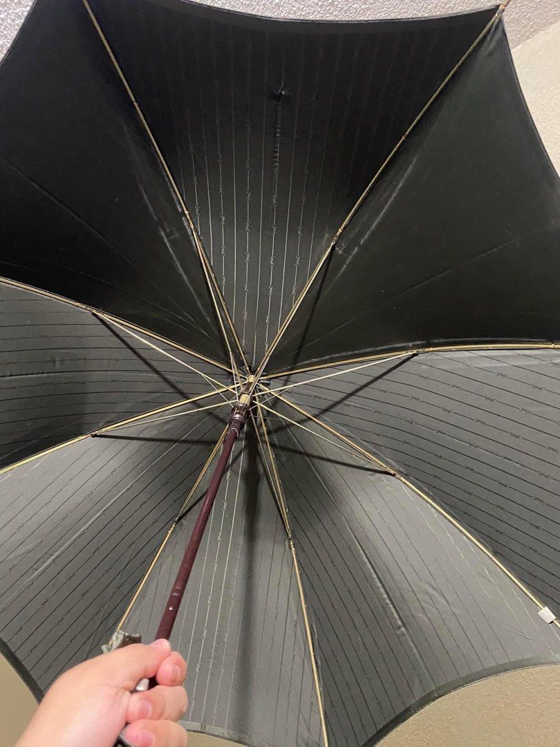 YSL UMBRELLA (Category: Umbrellas) located in Madrid. Submitted by jhunaceee (Listing ID 1292629993, Image 2). Description: 💯Authentic Unused .