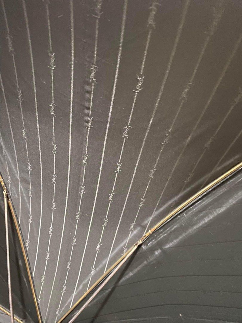 YSL UMBRELLA (Category: Umbrellas) located in Madrid. Submitted by jhunaceee (Listing ID 1292629993, Image 3). Description: 💯Authentic Unused .