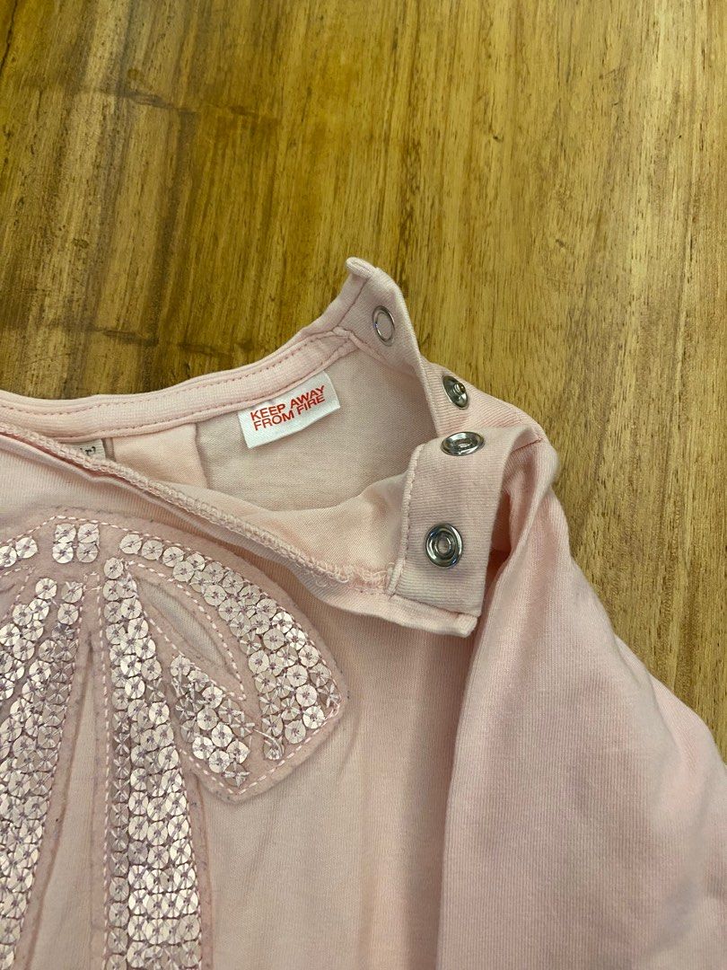 Zara Baby Sequence Flowy Kids Girls Top (Category: Babies & Kids Fashion) located in Caloocan City. Submitted by welllovedmnl (Listing ID 1292700858, Image 2). Description: Label Size: 19-12mos Condition: 8.5/10 Color: 9/10 Measurement: Width 11" x Length 13" x Sleeves 10" CODE: GT4.