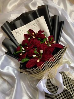 28-inch Red & Black crochet bouquet