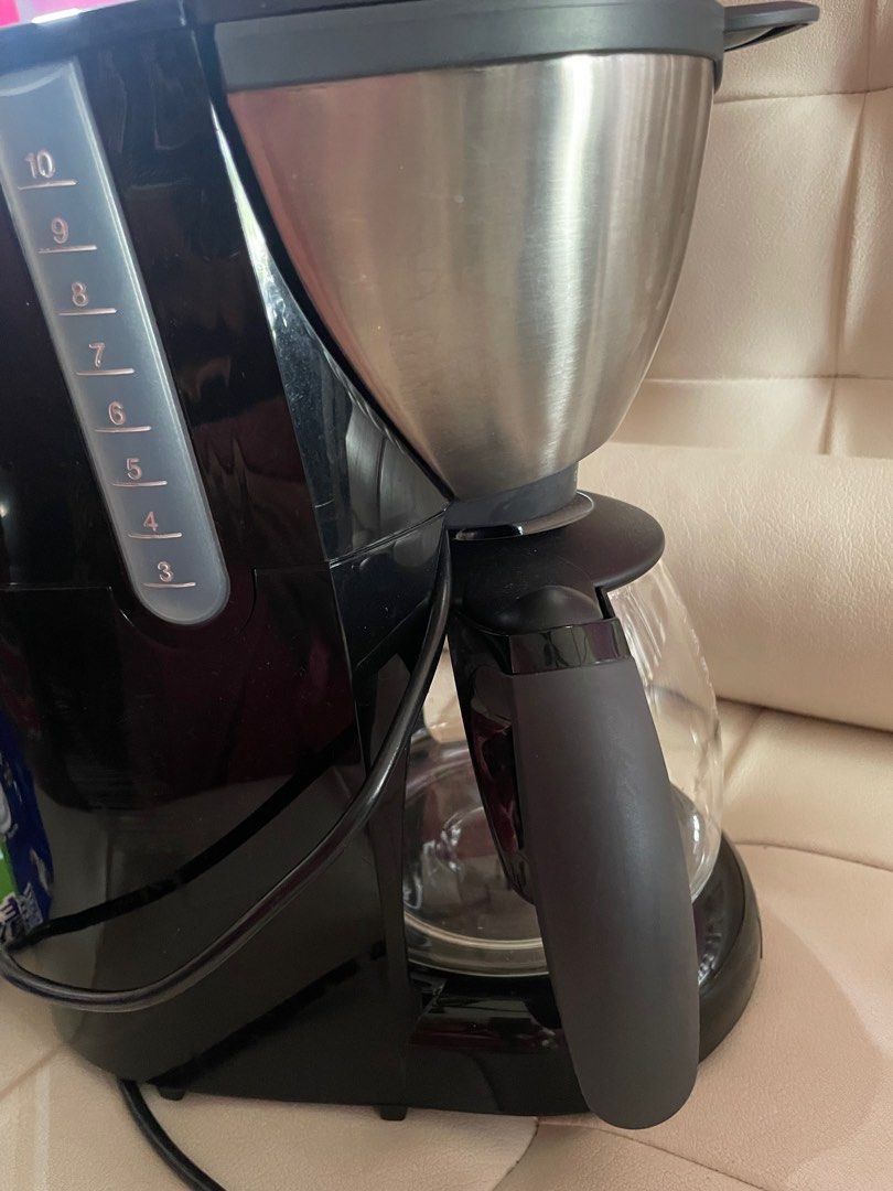 Coffee maker (Category: Coffee Machines & Makers) located in Singapore. Submitted by scarlet_1610 (Listing ID 1292824152, Image 3). Description: Braun coffee maker drip. Good condition.