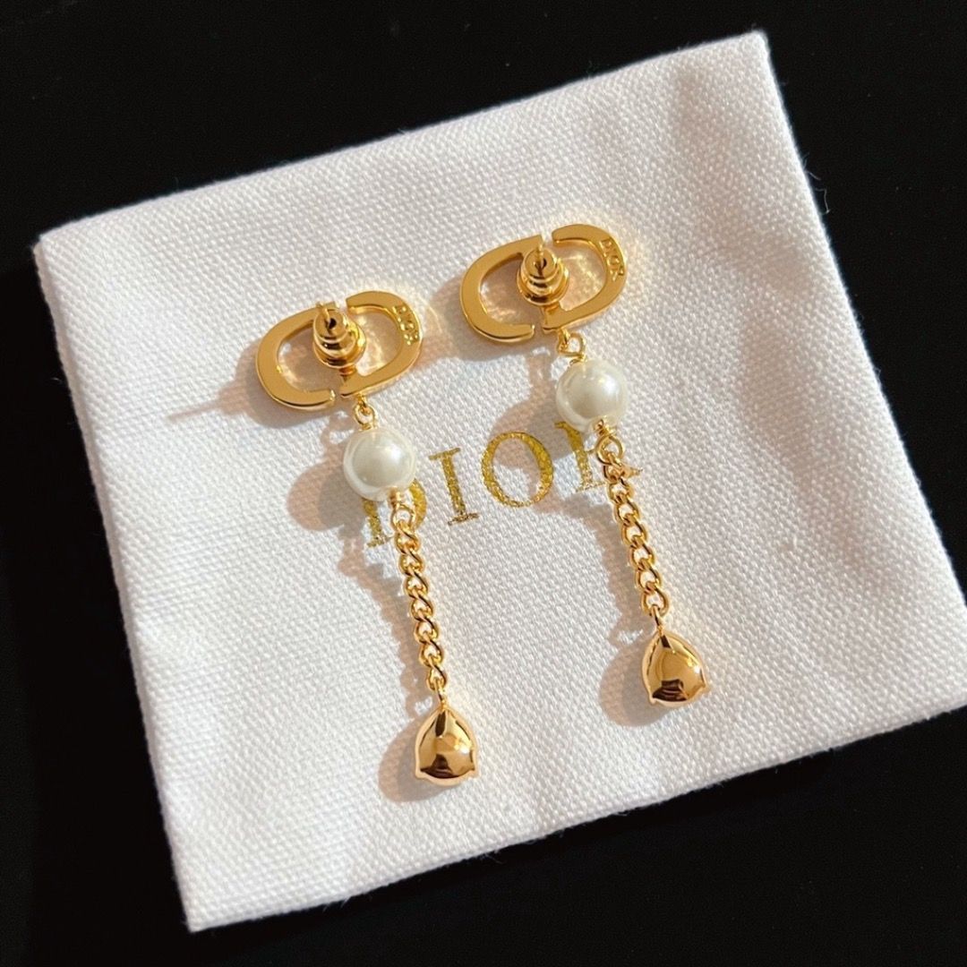 Dior Pearl Teardrop Dangling Earrings (Category: Luxury Accessories) located in Manila. Submitted by designerarchives.ph (Listing ID 1292847637, Image 3). Description: No flaws! Complete packaging Not onhand Will be coming from Japan Buyer will shoulder the sf.