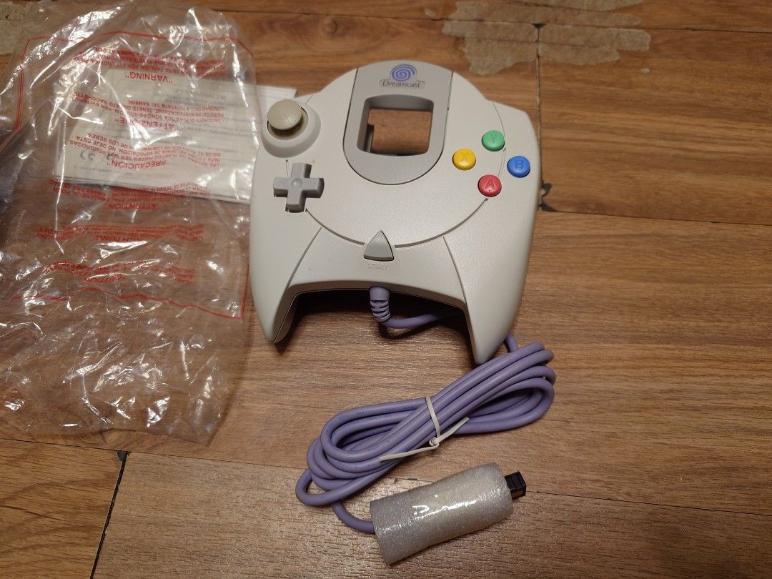 Dreamcast controller （分類：手掣）位於 Hong Kong。 由 alanspyyyy 提交（商品編號 1292930622，圖片 2）。簡介： 執屋搵番，全新未用過，殘盒。