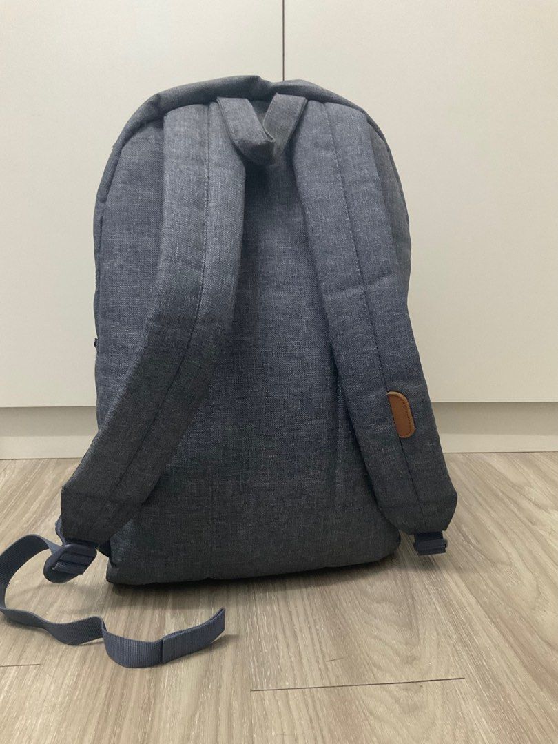 Original Herschel school office backpack denim blue (Category: Backpacks) located in Malabon City. Submitted by slzxy (Listing ID 1292861137, Image 3). Description: Herschel Denim like fabric and color Well used has minor flaws Good for school bag or office bag Great for heavy duty Quality of the bag is strong and can hold light to heavy weight. Rfs: used this in highschool, i dont use big bags anymore .