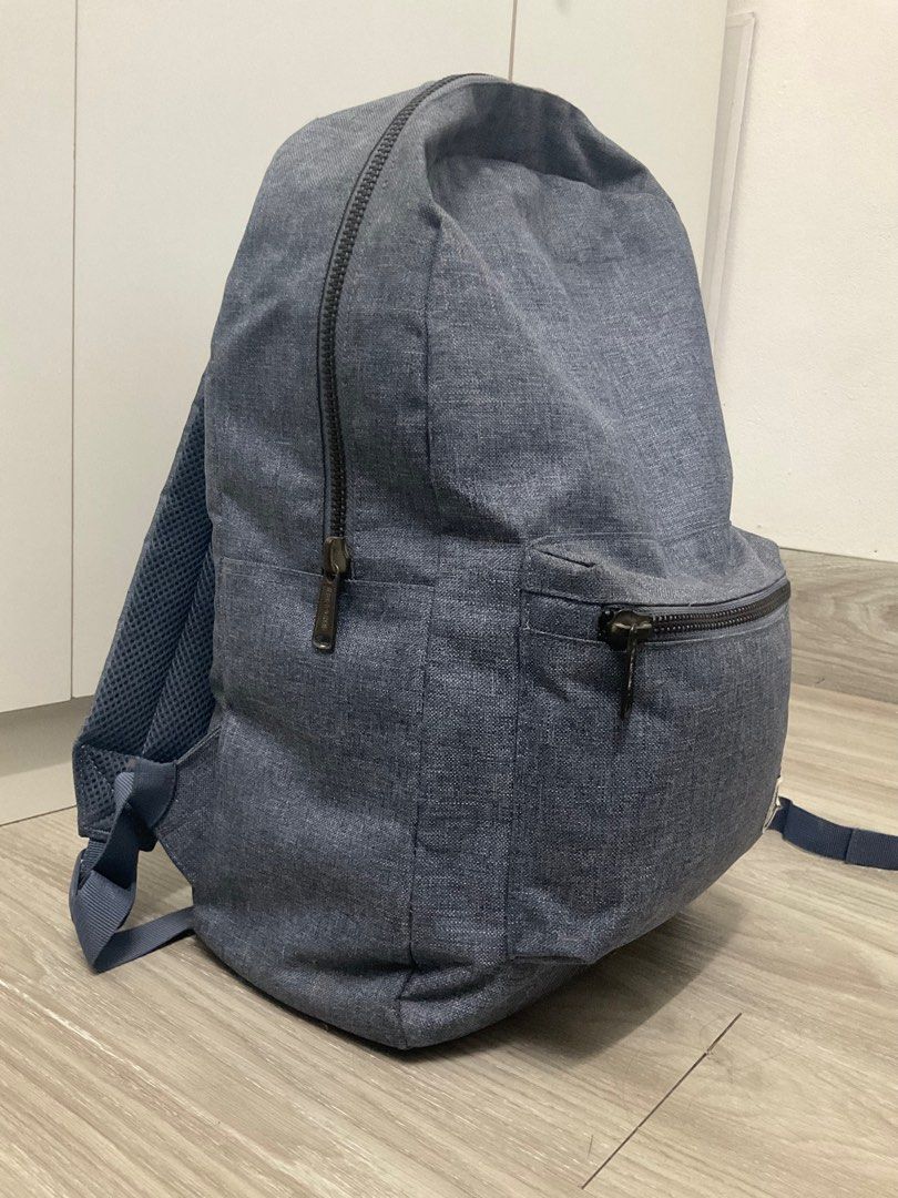 Original Herschel school office backpack denim blue (Category: Backpacks) located in Malabon City. Submitted by slzxy (Listing ID 1292861137, Image 2). Description: Herschel Denim like fabric and color Well used has minor flaws Good for school bag or office bag Great for heavy duty Quality of the bag is strong and can hold light to heavy weight. Rfs: used this in highschool, i dont use big bags anymore .