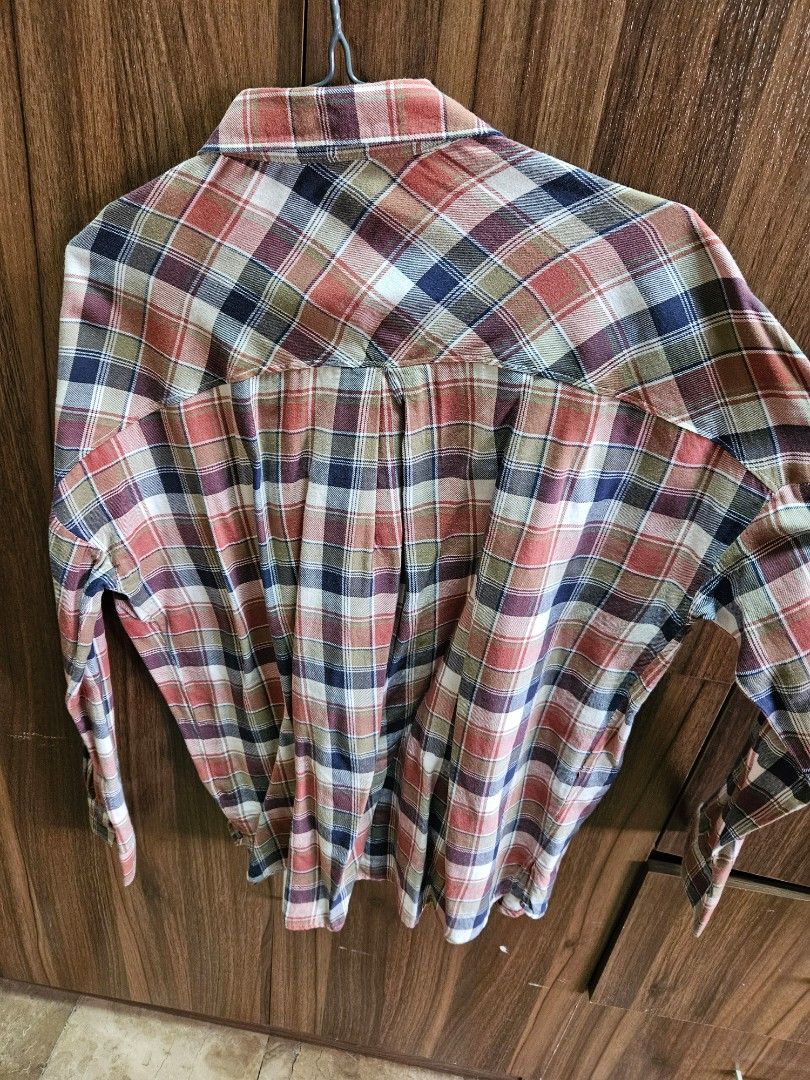 Hongkong bought oversized long sleeves (Category: Longsleeves) located in Malabon City. Submitted by moibee (Listing ID 1292876434, Image 3). Description: oversized checkered longsleeves good condition not used often message for inquiries 😀.