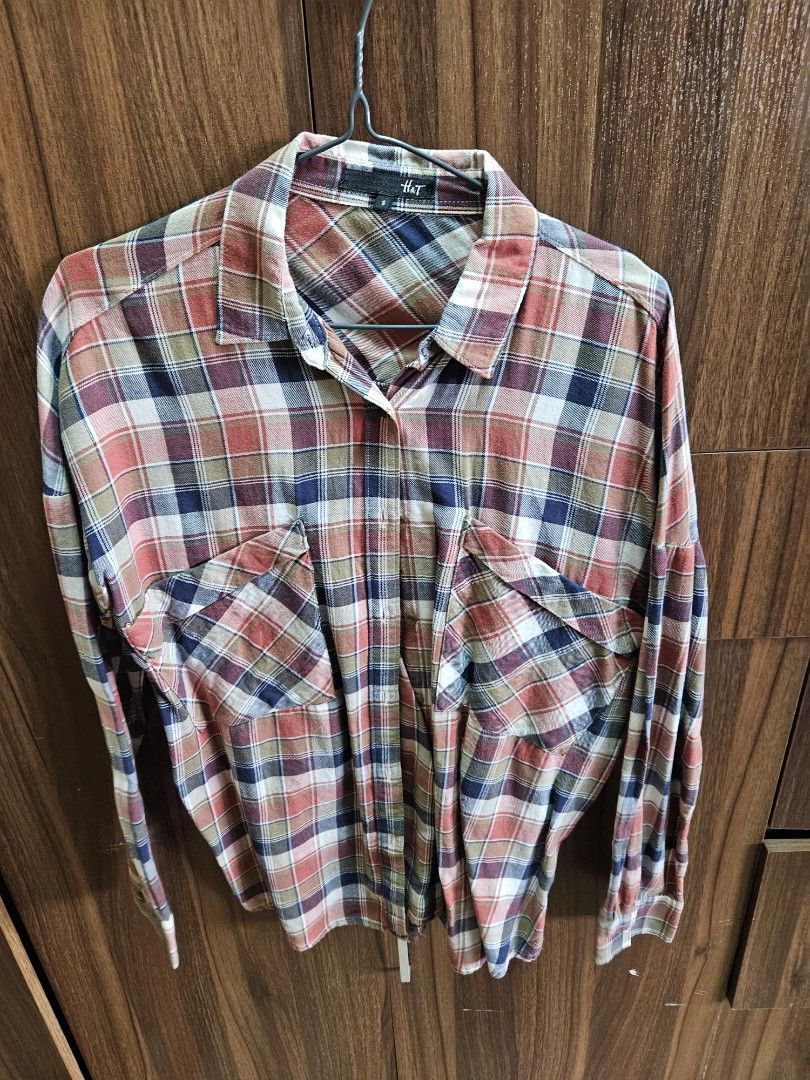 Hongkong bought oversized long sleeves (Category: Longsleeves) located in Malabon City. Submitted by moibee (Listing ID 1292876434, Image 1). Description: oversized checkered longsleeves good condition not used often message for inquiries 😀.