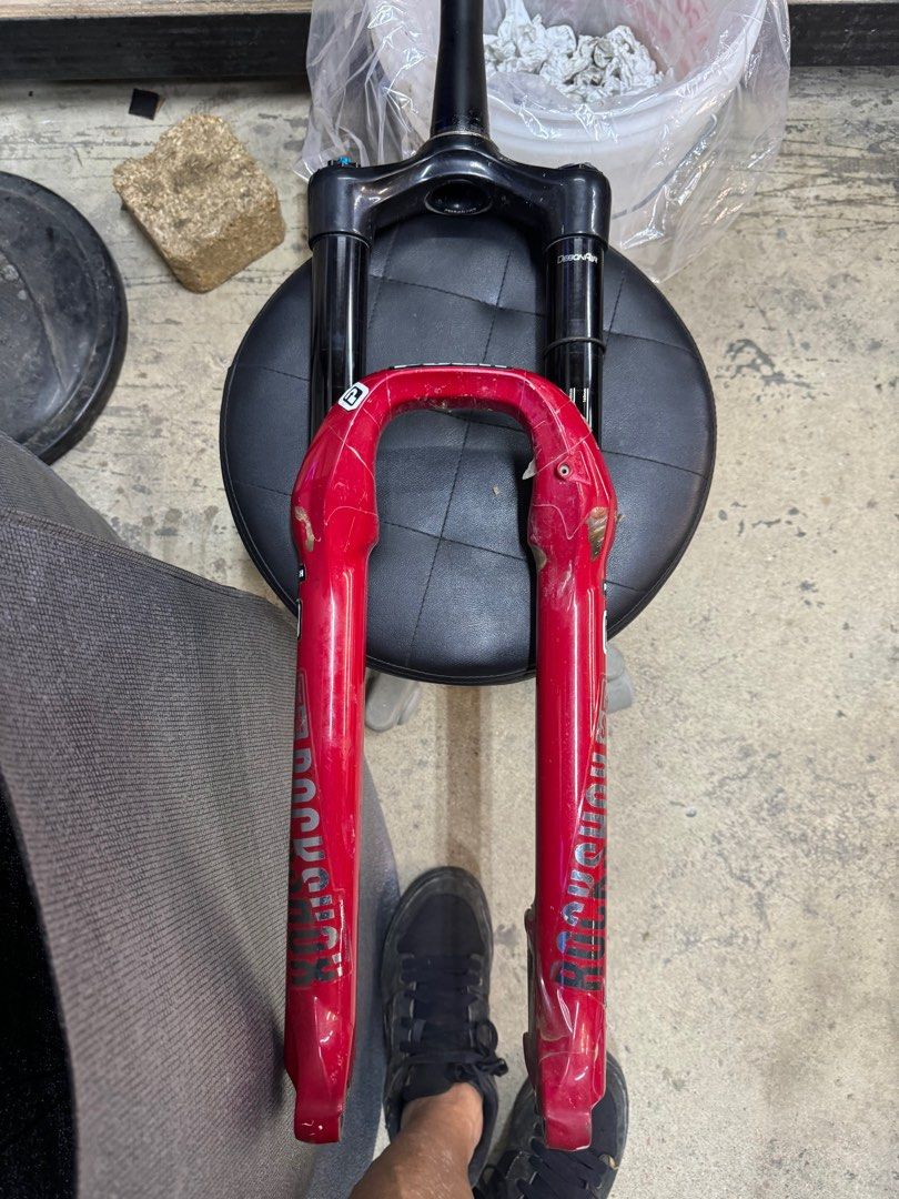 Lyrik fully converted to push industry and hc 97 (Category: Bicycles) located in Singapore. Submitted by giantsreign (Listing ID 1292858697, Image 1). Description: Lyrik ultimate forks fully convert to push coil blue ideally weight for 70kg to 80kg 160mm and hc 97 steerer tube 185mm.