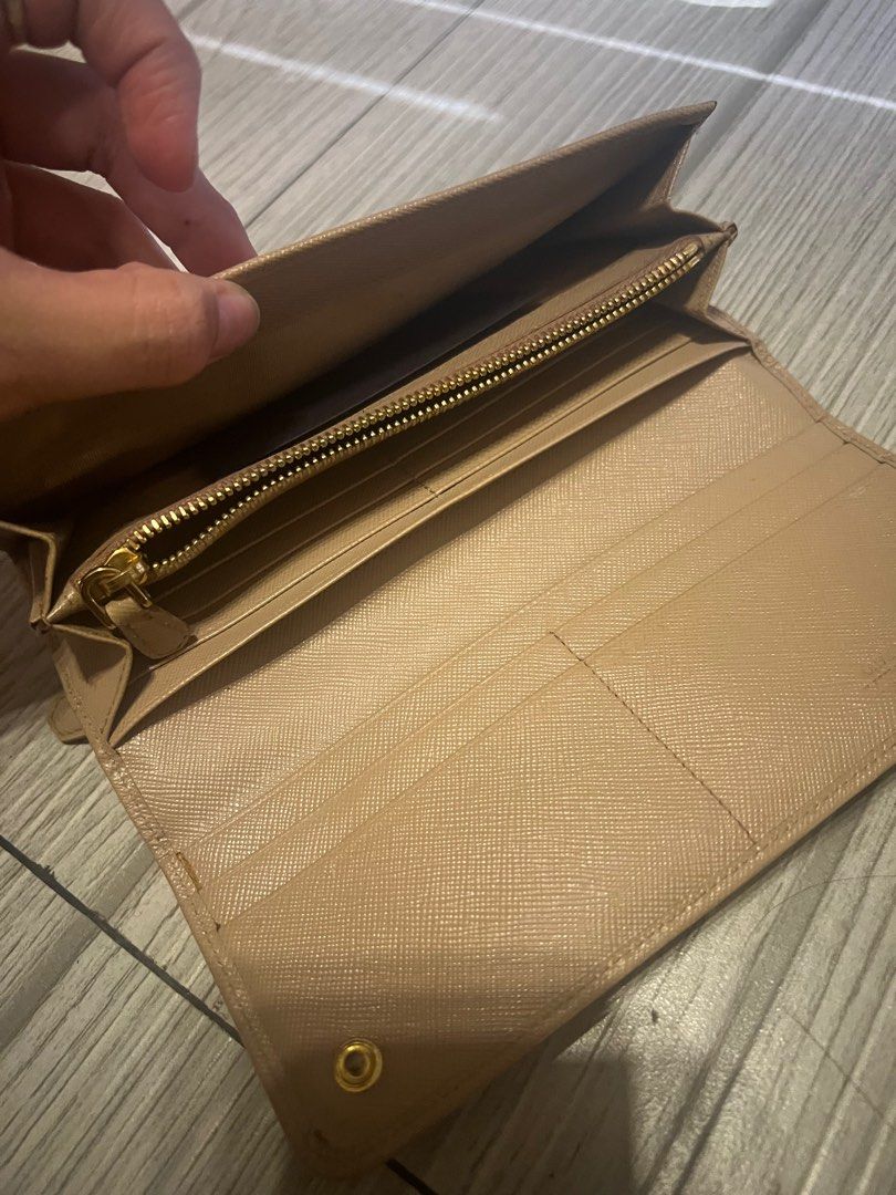 Prada Vitello move (Category: Luxury Bags & Wallets) located in Imus. Submitted by aessapdli (Listing ID 1292879119, Image 3). Description: Prada Wallet Authentic. Money back guaranteed 100% if proven fake. bought in japan pawnshop store. see the detail pics rfs: decluttering.