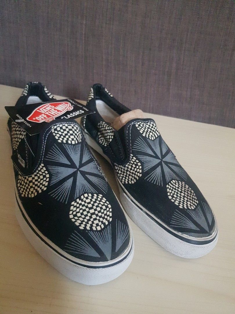 Vans Checkered Classic s39 (Category: Sneakers) located in Pasig City. Submitted by ladygoodvibes (Listing ID 1292820812, Image 1). Description: sell8ng at discounted price new, never used. no box. no defect. see photos. padalà from relatives. RFS: wrong size.