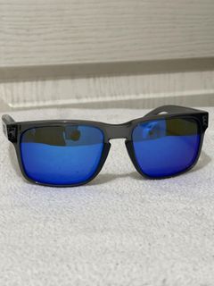 💯  Authentic Oakley Holbrook sunglasses