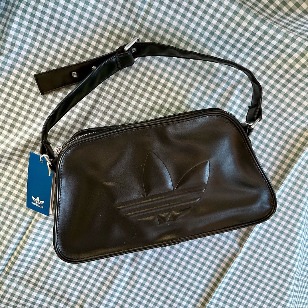 ♡全新正貨♡Adidas 三葉草Logo 黑色腋下包單肩袋♡ POLYURETHANE