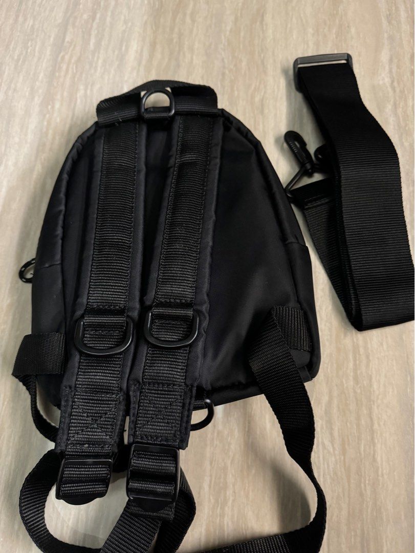 Backpack （分類：背包）位於 Hong Kong。 由 snoopyyyyyy 提交（商品編號 1293119880，圖片 3）。簡介： MSGM mini backpack 另付肩帶好斜孭 100% real 99% new 男女老少通用。