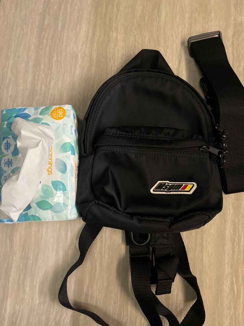 Backpack （分類：背包）位於 Hong Kong。 由 snoopyyyyyy 提交（商品編號 1293119880，圖片 4）。簡介： MSGM mini backpack 另付肩帶好斜孭 100% real 99% new 男女老少通用。